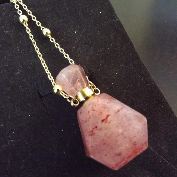 NEW CARVED PINK ROSEY QUARTZ STONE POISON PERFUME BOTTLE PENDANT NECKLACE 73 - Picture 1 of 3